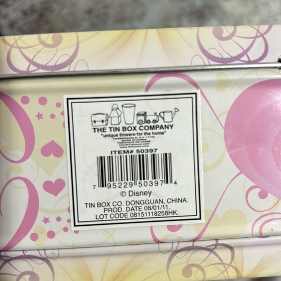 The tin box company, disneys  princess metal tin box with vintage stamps . - Picture 12 of 14